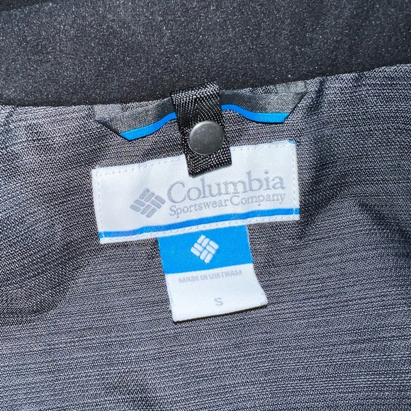 SOLD Columbia Women’s Omni-Tech Rain Jacket; Size Small - Picture 11 of 14